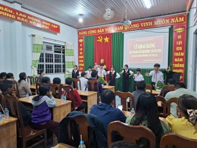 Các em học sinh diễn văn nghệ chúc mừng buổi lễ khai giảng