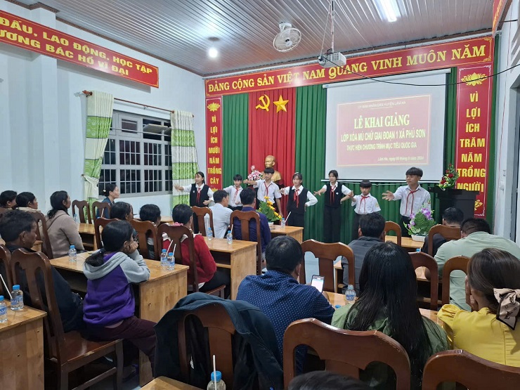 Các em học sinh diễn văn nghệ chúc mừng buổi lễ khai giảng